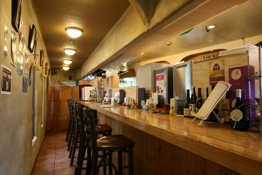 こじんまりとしたカウンター席は二人の距離が近づくかも