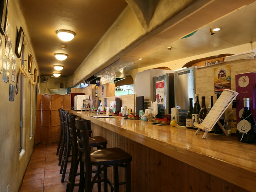 こじんまりとしたカウンター席は二人の距離が近づくかも