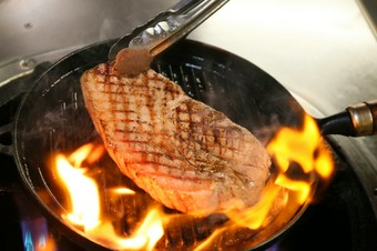 どろぶたの美味しさがダイレクトに感じられる旨みたっぷりの『どろぶたリブロースのステーキ』200g