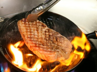 どろぶたの美味しさがダイレクトに感じられる旨みたっぷりの『どろぶたリブロースのステーキ』200g