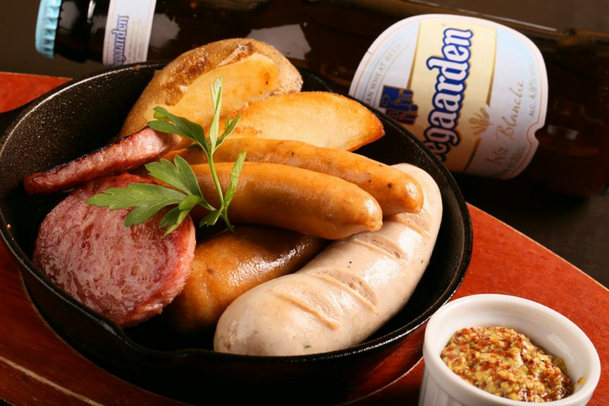 どろぶた100%使用、天然素材にこだわり風味豊かな『自家製ソーセージ5種盛り合わせ』