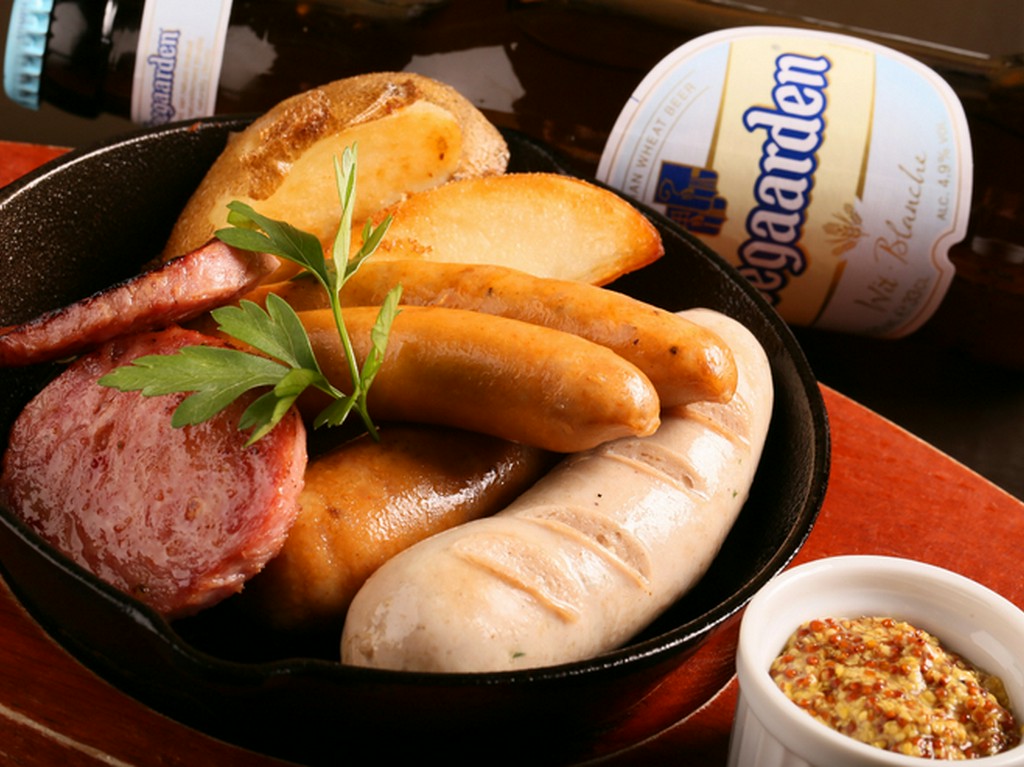 どろぶた100％使用、天然素材にこだわり風味豊かな『自家製ソーセージ5種盛り合わせ』