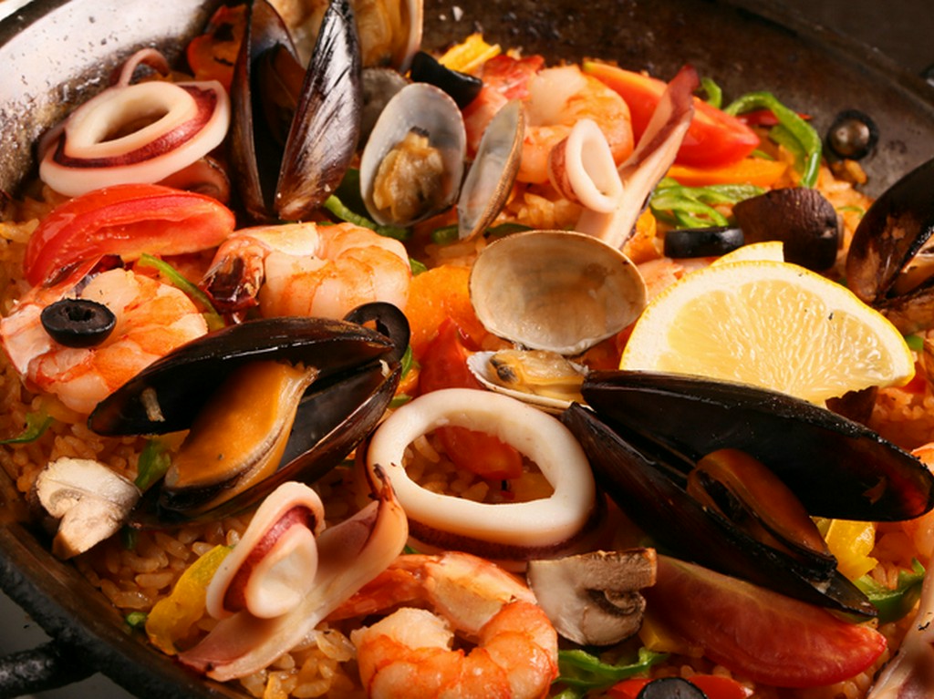 海の幸たっぷり、スープの旨みが絶品の彩り豊かでパーティにぴったりな『魚介のパエリア』
