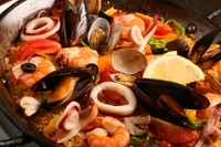 海の幸たっぷり、スープの旨みが絶品の彩り豊かでパーティにぴったりな『魚介のパエリア』