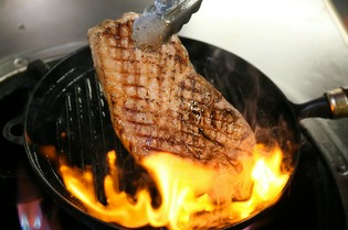 オレイン酸を豊富に含み、柔らかく脂の甘みが感動のロース肉