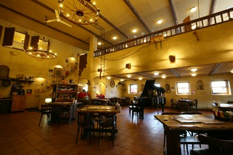 団体さまのご宴会に、広い店内を活かした特殊料理でサプライズ
