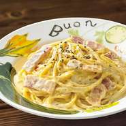 チーズとクリームで仕上げた濃厚カルボナーラ