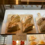 ゴロゴロりんごのコンポートと濃厚カスタード・シナモン香るりんごシャンティを詰め込んだパイ。仕上げに焦がしメレンゲをあしらいました。
1ピース　持ち帰り　579円