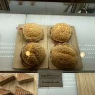 塩味をアクセントにきかせた大きいシューに、特製ダブルクリームをたっぷりと詰めた、後味すっきりシュークリームです。
1ピース　持ち帰り　324円