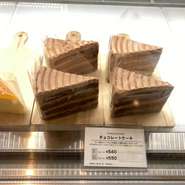 ガーナ産のスイートチョコを使用した濃厚な味わいのクリームでコクのあるチョコレートスポンジをコーティングした王道チョコレートケーキです。
1ピース　持ち帰り　540円