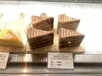 ガーナ産のスイートチョコを使用した濃厚な味わいのクリームでコクのあるチョコレートスポンジをコーティングした王道チョコレートケーキです。
1ピース　持ち帰り　540円