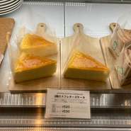 3種のスフレチーズケーキ（JAPANESE SOUFFLE CHEESECAKE）1ピース