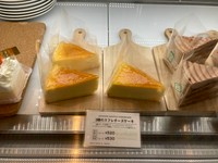 3種のチーズを使用した、しっとりとしたチーズスフレに、さっぱりとしたレモンの風味と、アプリコットジャムを絡めました。
1ピース　持ち帰り　520円