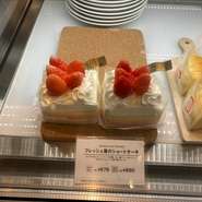 口どけの良いジェノワーズに甘酸っぱい苺クリームをサンド。仕上げにフレッシュ苺を飾りました。
1個　持ち帰り　678円