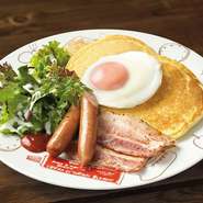 定番のベーコン、卵、ソーセージのお食事パンケーキ