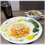 『シーフードドリア』
エビ、イカ、ツナを特製ベシャメルソースにからめ、たっぷりのモッツァレラチーズと一緒に。熱々のドリアでたっぷり汗をかけば、体もスッキリ。　

『アイスパンケーキ　キャラメル生クリーム』
1枚1枚丁寧に焼き上げたパンケーキを冷やしたアイスパンケーキに、ソフトクリームと北海道産生クリーム、キャラメルソースをトッピング。相性抜群のクリームとキャラメルソースは、食べていて幸せ気分に。　