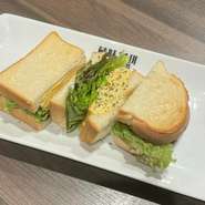 『モッツァレラチーズ　トマトクリームパスタセット』

「イタリアントマト」で一番人気のモッツアレラチーズのトマトクリームのパスタを蔵味珈琲で再現。イタトマ伝統の味を蔵味珈琲でお召し上がりください。サラダとドリンクがセットになっています。
1,230円