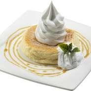 ル・トロワでおもいっきり夏を楽しもう。
暑さに負けない涼しくなれるグルメもたくさん！

『アイスパンケーキ　キャラメル生クリーム』

店内で丁寧に焼き上げるパンケーキを冷やし、しっとり＆もちもちの食感に仕上げています。ソフトクリームと北海道産生クリームを添え、たっぷりかけたキャラメルソースがアクセントに。
730円