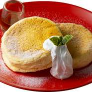 【いいね！グルメ】
『リコッタパンケーキ』
店内で焼き上げるチーズ風味のパンケーキ。仕上げには北海道産生クリームをトッピング。
860円

【もう1品】
『アイスコーヒー』
おともには、香ばしさの中に軽やかな酸味が感じられるアイスコーヒーを。コーヒー専門店ならではの重厚な味わいです。
500円