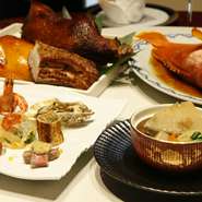 有機野菜や国産の新鮮な魚介をはじめ、無添加の食材を使用。東洋や西洋の薬膳や漢方も取り入れられた素材はまさに医食同源。食べる事は健康の源、安心して料理を味わって欲しいという店主の想いが伝わります。