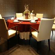 オリエンタル調の風情溢れるインテリアの個室は、落ち着いて食事が楽しめる贅沢な空間です。洗練された本格的な中国広東料理と酒がゆっくりと楽しめる、接待や会食にも好適です。