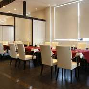 高い天井と白を貴重とした上品なインテリアが印象的な店内。ハレの日を演出するに相応しい、日常を離れた特別な雰囲気が味わえます。家族のお祝いや女性同士の集まりなどにもおすすめです。