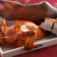 国産の鴨を使用した『広東風ローストダック プラムソース』は広東料理の王道ともいえる逸品です。皮はパリッと香ばしく、中はしっとりと仕上げられた鴨肉を贅沢に楽しめます。
