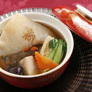 オーガニック野菜や薬膳にこだわった『季節野菜入り薬膳ポトフ』は地元の契約農家より仕入れた中国野菜が使われています。フカヒレをのせた『フカヒレ姿薬膳スープ』はコラーゲンたっぷり、女性に嬉しい一品です。