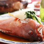 旬の新鮮な魚介を使った『本日の鮮魚』は素材の旨みが際立つ、格別な味わい