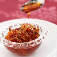 駿河湾産桜海老を使った自家製の『Shangri-laオリジナルXO醤』は自家製のからすみ、国産の干し貝柱、こうなごをベースにした、海鮮との相性抜群の自慢の一品です。お持ち帰り用に販売もしています。