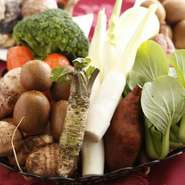 食は健康の源だと考えています。すべての食材にこだわって、安心して食べていただける料理を提供したいと思います。八千代市の中台菜園より取り寄せるオーガニック中国野菜も当店こだわりの食材です。