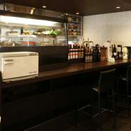 リクエストいただければ、お好みの食材をお好みの調理法で料理いたします。オーダーメイドで自分好みの一皿を見つけるのも楽しみのひとつです。カウンター席もございますので、お一人の時も気軽にご来店ください。