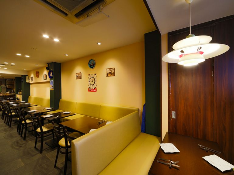 カジュアルで雰囲気がいい店内