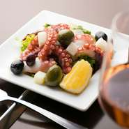 南イタリアを中心に、家庭でも親しまれている定番のメニューです。タコ独自の食感と、ジャガイモの優しい食感のバランスがとてもいいので、おかわりして食べたくなる一品です。