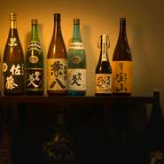 ビールや酎ハイから、日本酒や焼酎、フリージングハイボールまで、豊富なドリンクメニューが揃います。『とり焼き』に合うものを選んだこだわりの地酒や焼酎も楽しめる、宴会に嬉しい15種類の飲み放題も用意。
