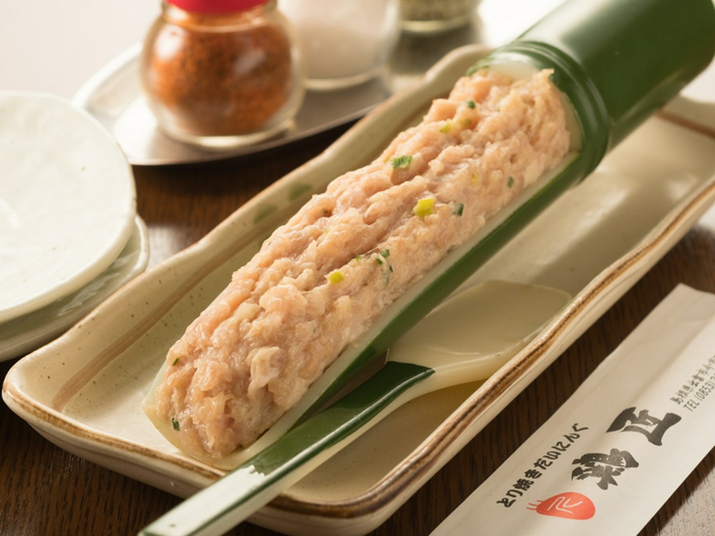 鶏のぷりぷり感が口いっぱいに広がる『絶品手作りつくね（にんにく入り・チーズ入り）』