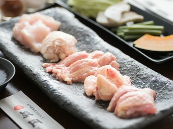 イチ押し部位をバランスよくセットした【とり焼きだいにんぐ鶏匠】の定番メニュー『鶏身焼き』