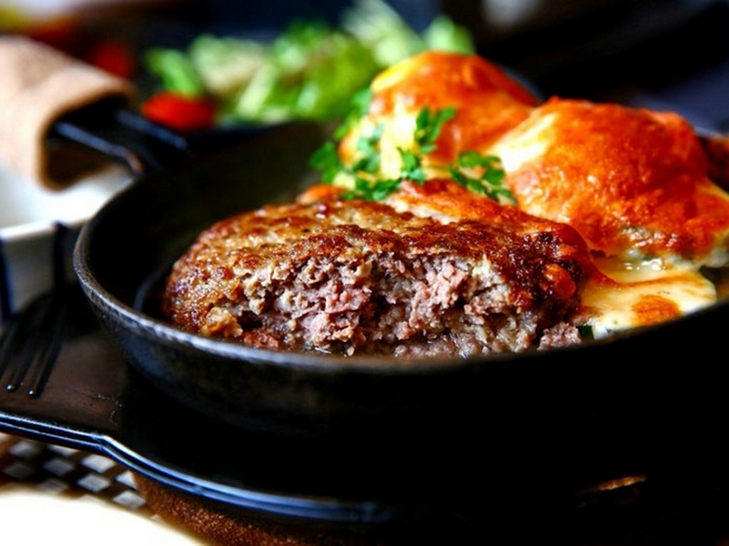 美味しさの詰まった肉汁がたっぷり『黒毛オリーブ牛100％ハンバーグ』