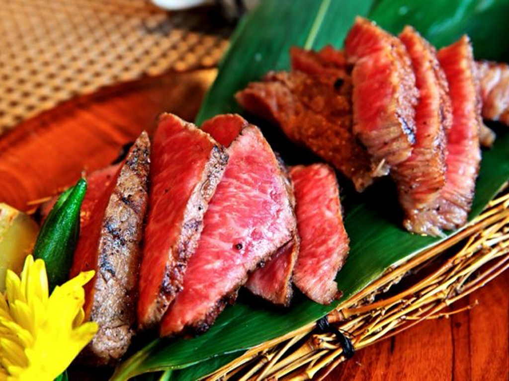 いろいろな部位を味わえる『本日の黒毛オリーブ牛ステーキ　食べ比べ2種200g　炭火焼き野菜』