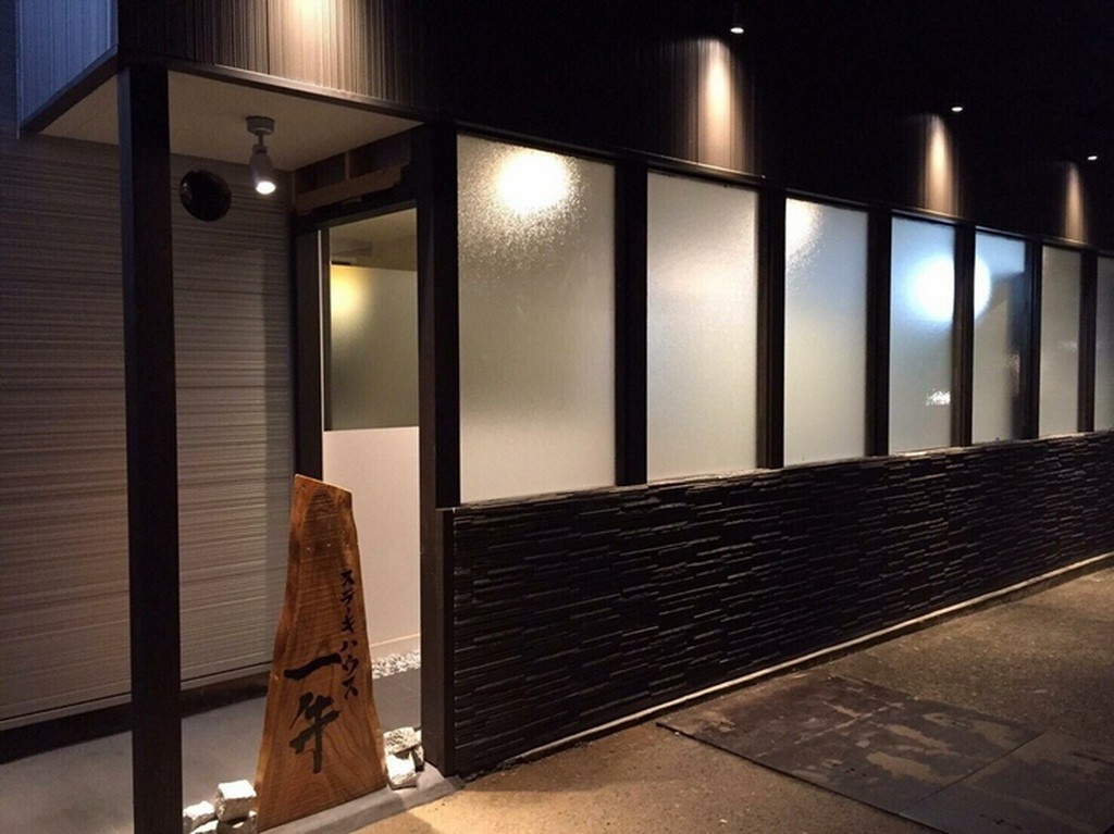 シックなムードの落ち着いた店構え