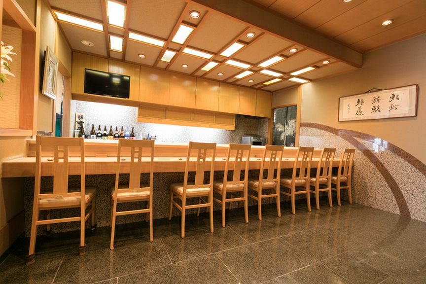 おひとりさまでも気兼ねなく立ち寄り、寿司を愉しめる