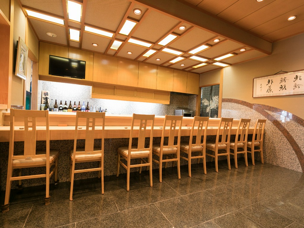 おひとりさまでも気兼ねなく立ち寄り、寿司を愉しめる