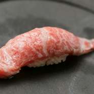 青森県大間産の190kgものまぐろからとった大トロを贅沢に使用した握り。甘みのある脂が味わい深く舌の上でとろけてしまいそうな味わいは、極上の美味しさです。