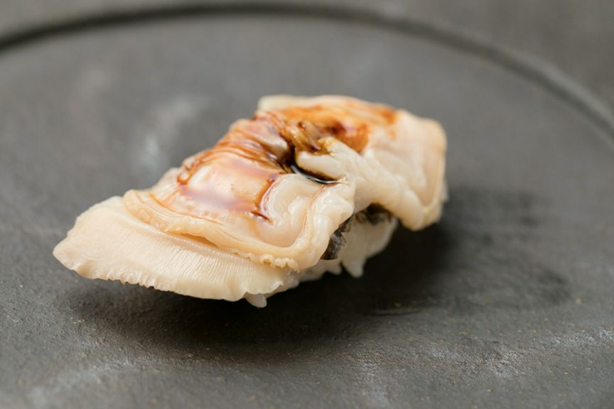 三重県桑名産のはまぐりを贅沢に使用した『煮はまぐりの握り』