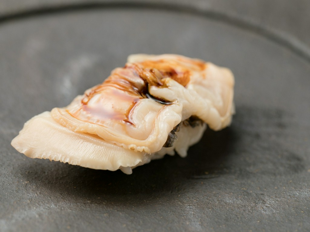 三重県桑名産のはまぐりを贅沢に使用した『煮はまぐりの握り』