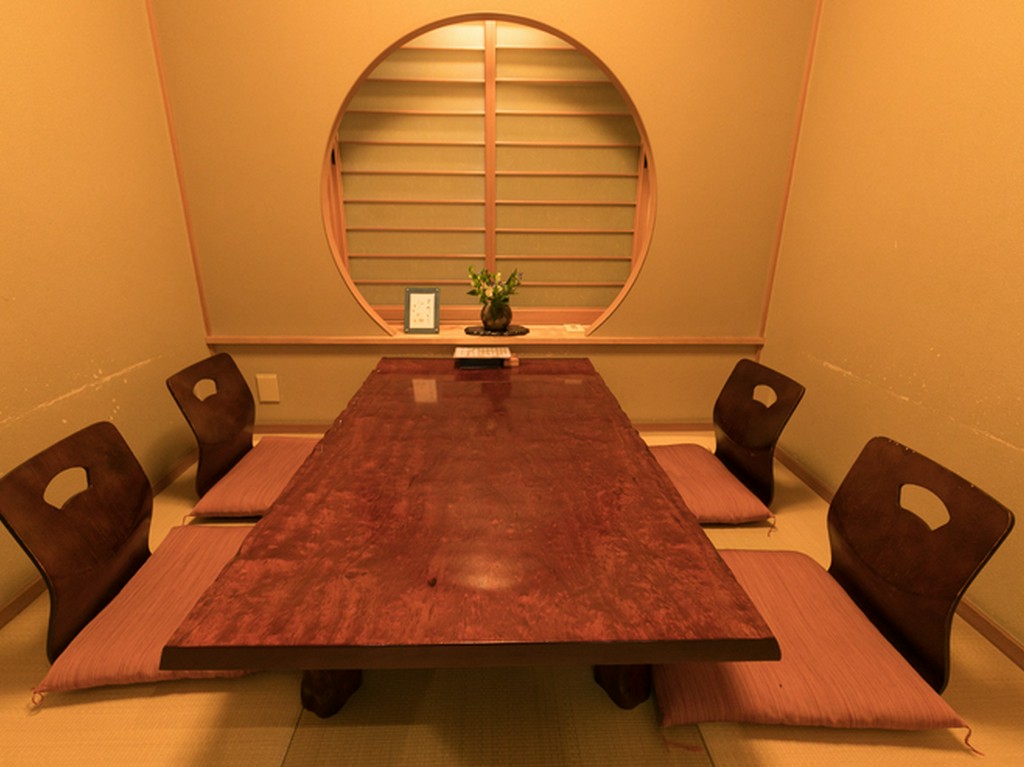 趣のある和の個室は接待や会食に最適です