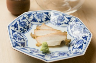 しっとりした食感の『蒸しあわび』はじっくりと時間をかけて