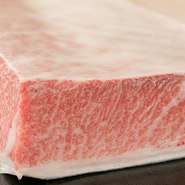 甘みのある脂と深い味わいの赤身が絶妙で、見た目にも美しいまぐろ。築地の一番札のまぐろを1年中仕入れているため、いつでも新鮮な状態で愉しむことが出来ます。大トロや中トロはもちろん、赤身のづけもおすすめ。