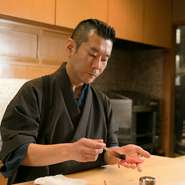 常に意識しているのは、お客様の食べるペースに合わせてお料理をお出しするということ。握りたてを食べていただきたいという思いから、気配りは忘れません。シャリの大きさもご要望にお応えするようにしています。
