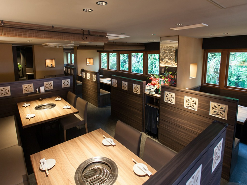 落ち着いた照明が印象的。お洒落な空間で贅沢にお食事を